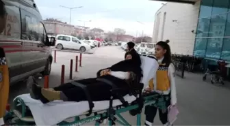 Motorlu Testereyle Odun Keserken, Eşini Kolundan Yaraladı