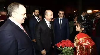 Bakan Çavuşoğlu Türk ve Azerbaycanlı Öğrencilerle Görüştü