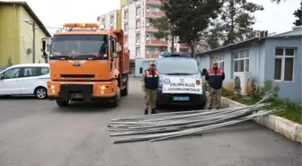 Yol Kenarındaki Demir Bariyerleri Sökerken Yakalandı