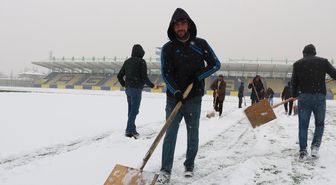 Ağrı Şehir Stadyumu Kar Küreklerle Temizleniyor