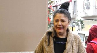 Makyajsız Görüntülenen Şarkıcı İzel'i Görenler Tanımakta Güçlük Çekti