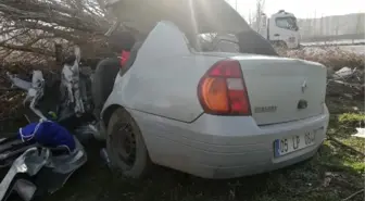 Çorum'da Yoldan Çıkan Otomobil Ağaca Çarptı: 2 Ölü