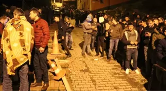 İş Başvurusu Yapmak İsteyen Binlerce Vatandaş, Battaniyesini Alıp Geceden Kuyruğa Girdi