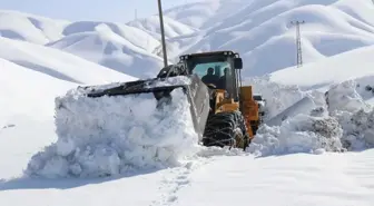 Köylülerin İletişimi Kopmasın Diye Boş Köyün Yolu Bile Açılıyor