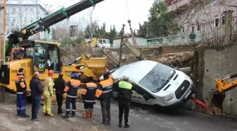 Beykoz'da Çöken İstinat Duvarının Altında Kalan Araçlar Kaldırıldı