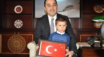 Minik Ali Kerem Bayrağı Öptü, Sosyal Medyada Gündem Oldu