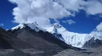 Çin, Everest'teki Kampı Tırmanma İzni Olmayan Turistlere Kapattı