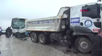 Gaziantep'te Özel Halk Otobüsü Kamyona Çarptı 5 Yaralı