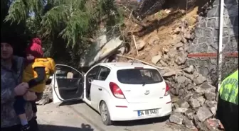 Beykoz'da Duvar Çöktü, İki Araç Altında Kaldı