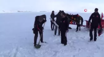 Çıldır Gölünde Testere ile Buzu Kesip Dalış Yaptılar