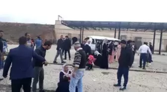 Nişan Törenine Giden Araç Kaza Yaptı: 3 Ölü, 16 Yaralı