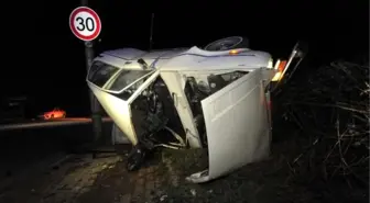 Otomobil Elektrik Direğine Çarptı: 1'i Ağır, 3 Yaralı