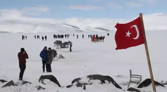 Buzla Kaplı Çıldır Gölü Turistleri Cezbediyor