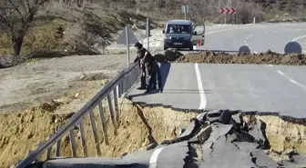 Çöken Yolda Dev Çukur Oluştu