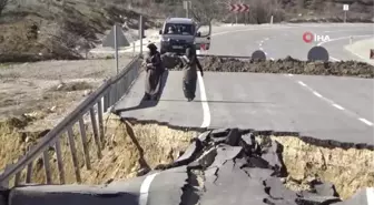 Çöken Yolda Dev Çukur Oluştu