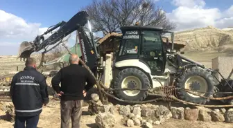 Kapadokya'da, Peribacaları Yakınındaki Yapıların Yıkımı Sürüyor