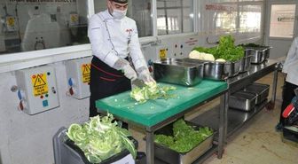 Kışladaki Ağaçlara Kompost Gübre ile Can Verdiler