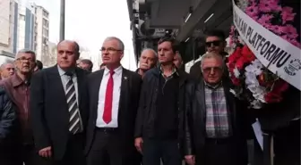 İzmir'de CHP'ye Siyah Çelenk Bırakıldı