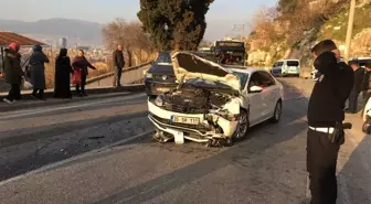 Belediye Otobüsü Otomobille Kafa Kafaya Çarpıştı: 2 Yaralı