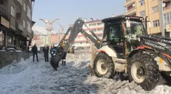 Hakkari Belediyenden Buz Kırma ve Tuzlama Çalışması