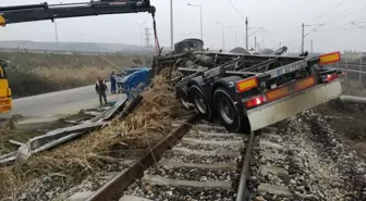 Sakarya'da Süt Tankeri Devrildi: 2 Ölü