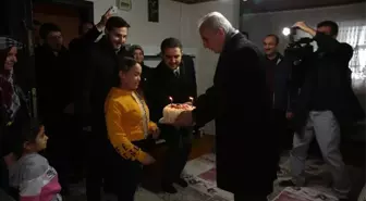 Başkan Adayı Yıldırım'dan Yeni Seçmene Doğum Günü Sürprizi