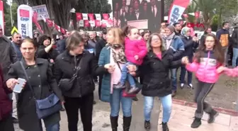 İzmir Adaylığının Çekilmesine Halayla Tepki Gösterdi