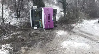 Sapanca'da Halk Otobüsü Devrildi: 2 Yaralı