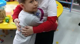 Afgan ve Suriyeli Çocuklara Mutluluk Taşıyorlar
