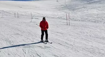 Vali Akbıyık Vatandaşlarla Birlikte Kayak Yaptı
