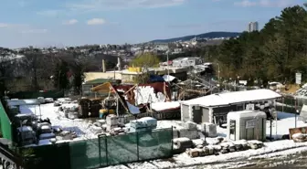 Beykoz'da İşyeri Deposunun Çatısı, Üzerindeki Karın Ağırlığına Dayanamayıp Çöktü