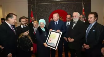 Ek Fotoğraflar//sanatçılardan Cumhurbaşkanı Erdoğan'a Havalimanında Doğum Günü Sürprizi