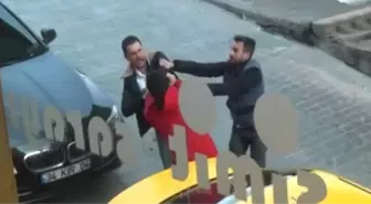 Taksim Meydanı'nda Tekme Tokat Taksici Kavgası