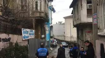 Fatih'te Çökme Riski Bulunan Bina Çevresinde Önlem Alındı