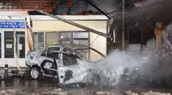 Kaza Sonrası Alev Topuna Dönen Otomobildeki İki Kişi Son Anda Kurtarıldı