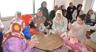 Kadınlar Maniler ile Atıştı