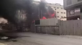 Avcılar'da Ahşap Baraka Alev Alev Yandı