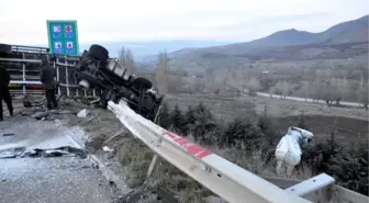 Tankere Çarpan Tır Devrildi, Sürücü Yaralandı