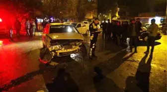 Adıyaman'da İki Otomobil Kafa Kafaya Çarpıştı: 3 Yaralı