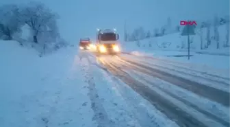 Ağrı Tipinin Etkili Olduğu Tendürek'te Çok Sayıda Araç Yolda Kaldı