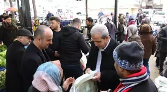 Belediye Başkanı Vatandaşlara Bez Çanta Dağıttı