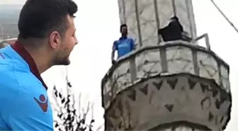 Fenerbahçe Taraftarı Aşkı İçin Minareye Çıkıp 'Bize Her Yer Trabzon' Diye Bağırdı