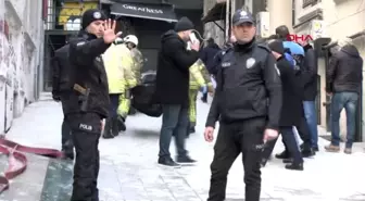 İstanbul- Beyoğlu'nda Yangın Faciası 2 Kişinin Cenazesi Evden Çıkarıldı