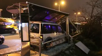 Maltepe'de Hafif Ticari Araç Otobüs Durağına Girdi: 1 Ölü