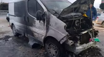 Park Halindeki 2 Minibüsü Benzin Döküp Yaktı