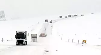 Tendürek Dağı Geçidi Kardan Ulaşıma Kapandı, Araçlar Yolda Kaldı