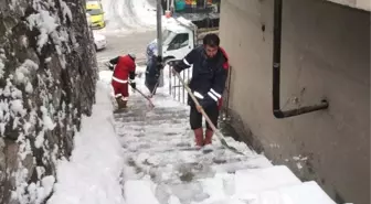 Bitlis'te Temizlik İşçilerinin Kar Mesaisi