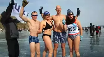 Rusya'nın Baykal Gölü'nde Mayolu Buz Pateni Yarışı Nefes Kesti