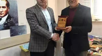 Başkan Gülbey'den Dr. Kum'a Plaket