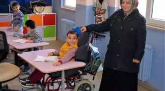 Serebral Palsi Hastası Oğlunu Her Gün Bebek Arabasıyla Okula Götürüyor